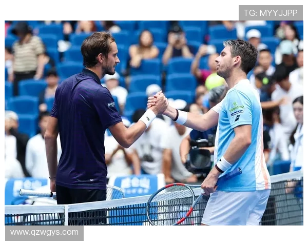 全球网球赛事激烈角逐 斯瓦泰克与梅德韦杰夫领衔本年度大满贯争夺战